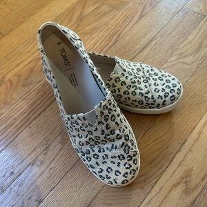 TOMS Women's Classic Canvas Slip-On Animal Print Shoe